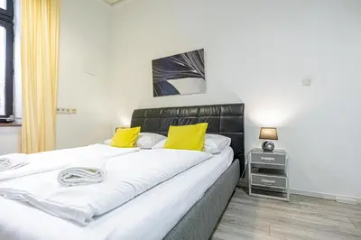 Ein Bett oder Betten in einem Zimmer der Unterkunft Bright 1BR Apt, Prime Vienna Location & WIFI