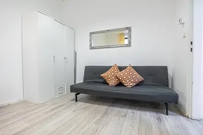 Ein Sitzbereich in der Unterkunft Bright 1BR Apt, Prime Vienna Location & WIFI