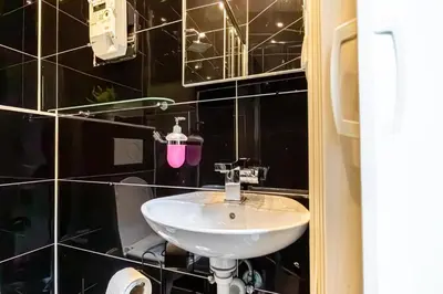 Ein Badezimmer in der Unterkunft Bright 1BR Apt, Prime Vienna Location & WIFI