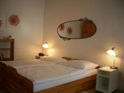 Ein Bett oder Betten in einem Zimmer der Unterkunft Freundliches Apartment mit Innenhof-Garten