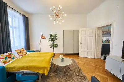 Ein Bett oder Betten in einem Zimmer der Unterkunft Fancy Home For 5 With Self-Check-In At Spittelberg