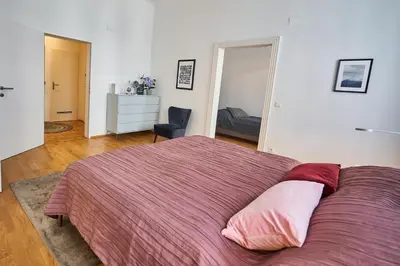 Ein Bett oder Betten in einem Zimmer der Unterkunft Fancy Home For 5 With Self-Check-In At Spittelberg