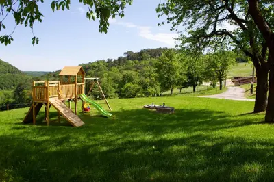 Ein Kinderspielbereich in der Unterkunft Waldhof Grasel