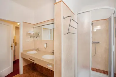 Ein Badezimmer in der Unterkunft Hotel Pension Suzanne