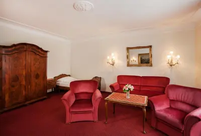 Ein Sitzbereich in der Unterkunft Hotel Pension Suzanne