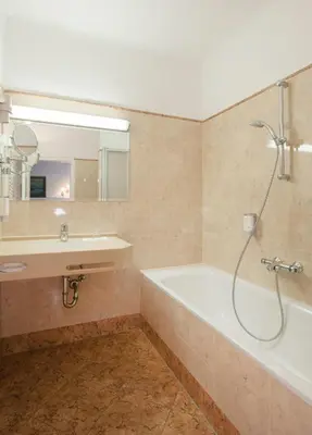 Ein Badezimmer in der Unterkunft Hotel Pension Suzanne
