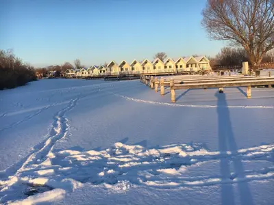 Bootshaus am See im Winter