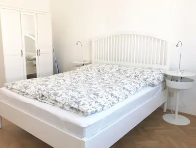 Ein Bett oder Betten in einem Zimmer der Unterkunft Bright, lovely and quiet apartment at the heart of Vienna, Nachmarkt, City center