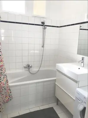 Ein Badezimmer in der Unterkunft Bright, lovely and quiet apartment at the heart of Vienna, Nachmarkt, City center