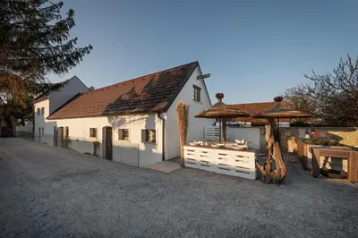 Das Gebäude in dem sich das Ferienhaus befindet