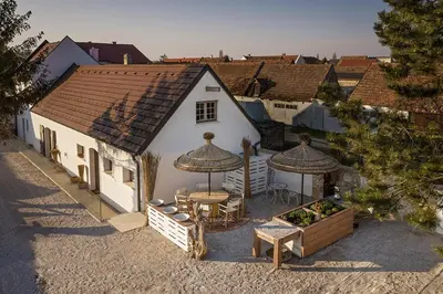 Das Gebäude in dem sich das Ferienhaus befindet