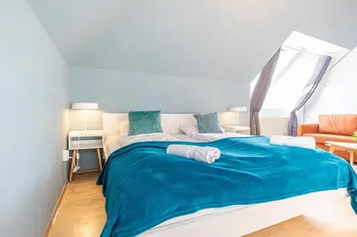 Ein Bett oder Betten in einem Zimmer der Unterkunft Lovely 2BR Apt-Near Bahnhof Rennweg & Belvedere