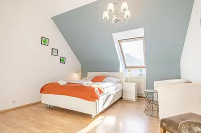 Ein Bett oder Betten in einem Zimmer der Unterkunft Lovely 2BR Apt-Near Bahnhof Rennweg & Belvedere