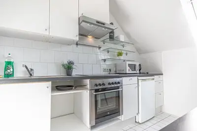 Küche/Küchenzeile in der Unterkunft Lovely 2BR Apt-Near Bahnhof Rennweg & Belvedere