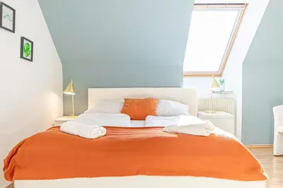 Ein Bett oder Betten in einem Zimmer der Unterkunft Lovely 2BR Apt-Near Bahnhof Rennweg & Belvedere