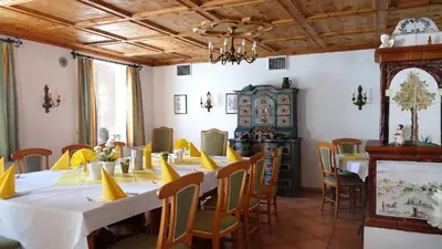 Ein Restaurant oder anderes Speiselokal in der Unterkunft Hotel Landhaus Fuhrgassl-Huber