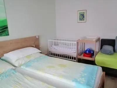 Ein Bett oder Betten in einem Zimmer der Unterkunft Campingblick-Gästehaus-Ferienwohnungen