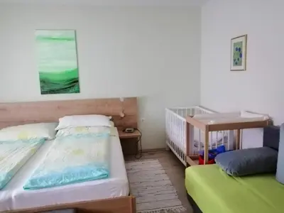 Ein Bett oder Betten in einem Zimmer der Unterkunft Campingblick-Gästehaus-Ferienwohnungen