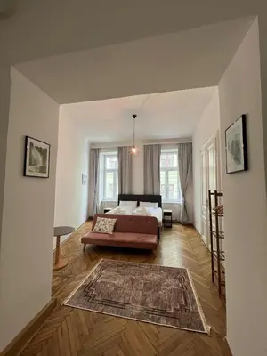 Ein Bett oder Betten in einem Zimmer der Unterkunft Centrally-Located authentic apartment
