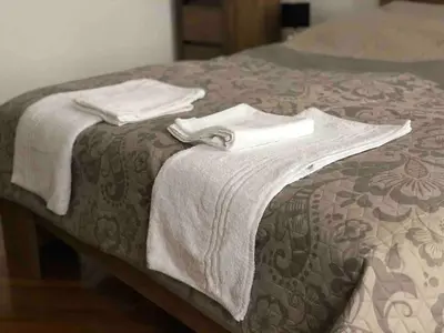 Ein Bett oder Betten in einem Zimmer der Unterkunft Centrally-Located authentic apartment