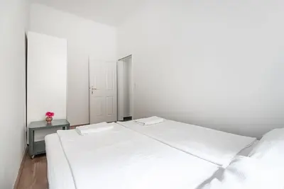 Ein Bett oder Betten in einem Zimmer der Unterkunft UNIVERSUM APARTMENT
