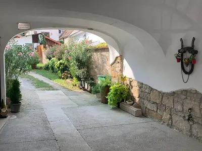 Ein Garten an der Unterkunft Ferienwohnungen zum Briefmarkenhaus
