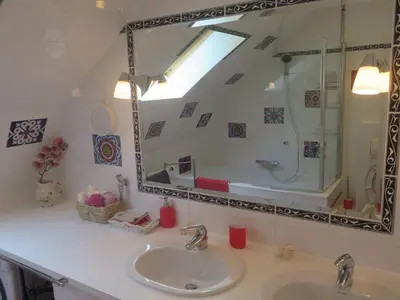 Ein Badezimmer in der Unterkunft Schoenbrunn Gardens Deluxe Apartment