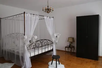 Ein Bett oder Betten in einem Zimmer der Unterkunft The Lakehouse Villa Neusiedl am See Wienerstraße 8