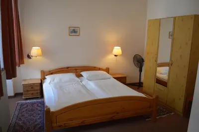 Ein Bett oder Betten in einem Zimmer der Unterkunft Hotel Pension Walzerstadt