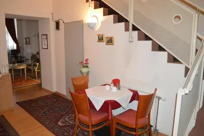 Ein Sitzbereich in der Unterkunft Hotel Pension Walzerstadt