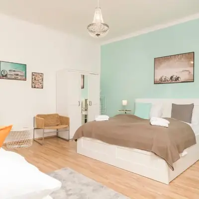 Spittelau spacious bright contactless selfcheckin central metro train station
