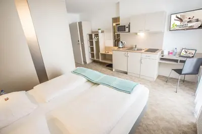 Ein Bett oder Betten in einem Zimmer der Unterkunft motel22 Parkplatz inklusive