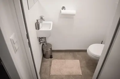 Ein Badezimmer in der Unterkunft Cosy new Apartment 3min to VIC/Uno-City and Danube