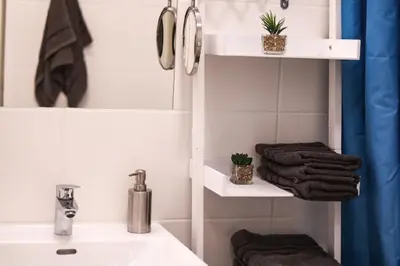 Ein Badezimmer in der Unterkunft Cosy new Apartment 3min to VIC/Uno-City and Danube