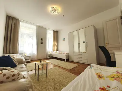 Ein Bett oder Betten in einem Zimmer der Unterkunft Cosy 3 Room Viennese Flat - 10min to City Center