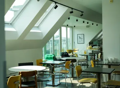 Ein Restaurant oder anderes Speiselokal in der Unterkunft Hotel BEE GREEN Schönbrunn