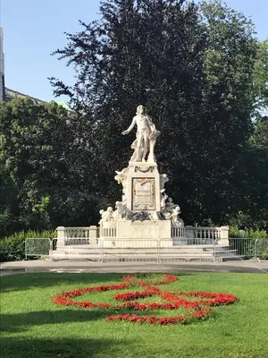 Ein Garten an der Unterkunft Apartment Villa Penzing