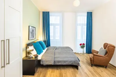 Ein Bett oder Betten in einem Zimmer der Unterkunft Jimmy's Apartments Emerald