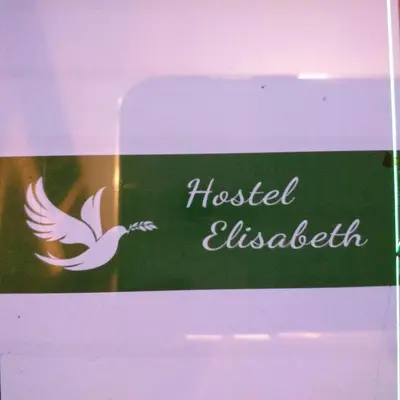Ein Zertifikat, Auszeichnung, Logo oder anderes Dokument, das in der Unterkunft Hostel Elisabeth ausgestellt ist