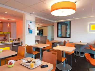 Ein Sitzbereich in der Unterkunft Ibis budget Wien Messe