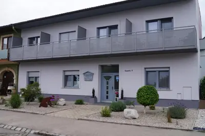 Das Gebäude in dem sich die Pension befindet