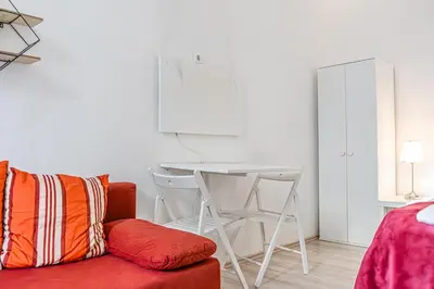 Ein Sitzbereich in der Unterkunft Affordable Apartment 6 Minutes from Lugner City Sleeps 3