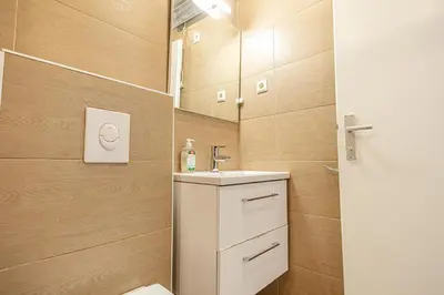 Ein Badezimmer in der Unterkunft Affordable Apartment 6 Minutes from Lugner City Sleeps 3