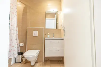 Ein Badezimmer in der Unterkunft Affordable Apartment 6 Minutes from Lugner City Sleeps 3