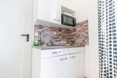 Küche/Küchenzeile in der Unterkunft Affordable Apartment 6 Minutes from Lugner City Sleeps 3