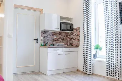 Küche/Küchenzeile in der Unterkunft Affordable Apartment 6 Minutes from Lugner City Sleeps 3