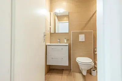 Ein Badezimmer in der Unterkunft Brilliant 1BR Apt - Perfect for short & Longstays