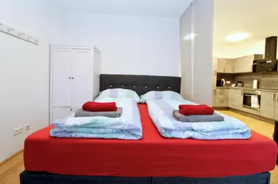 Ein Bett oder Betten in einem Zimmer der Unterkunft Balcony/pool/free parking garage Studio