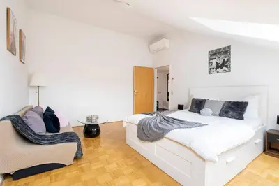 Ein Bett oder Betten in einem Zimmer der Unterkunft Yeshello Central Station
