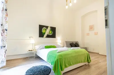 Ein Bett oder Betten in einem Zimmer der Unterkunft Simple Apt, with full kitchen Wiener Stadthalle